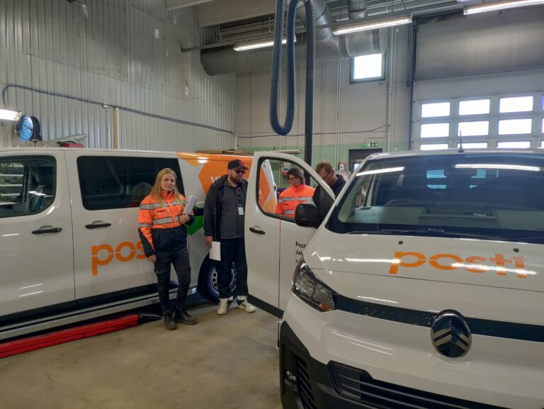 Uusia autoja Postille